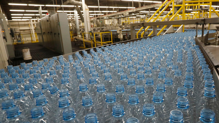 Η βιομηχανία εμφιαλωμένου νερού συγκαλύπτει την αποτυχία των χωρών να παράσχουν πόσιμο νερό σε όλους