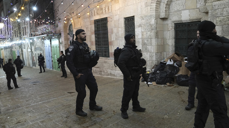 Επεισόδια στο ισλαμικό τέμενος Αλ Αξά – Η Χαμάς καταγγέλλει «έγκλημα άνευ προηγουμένου»