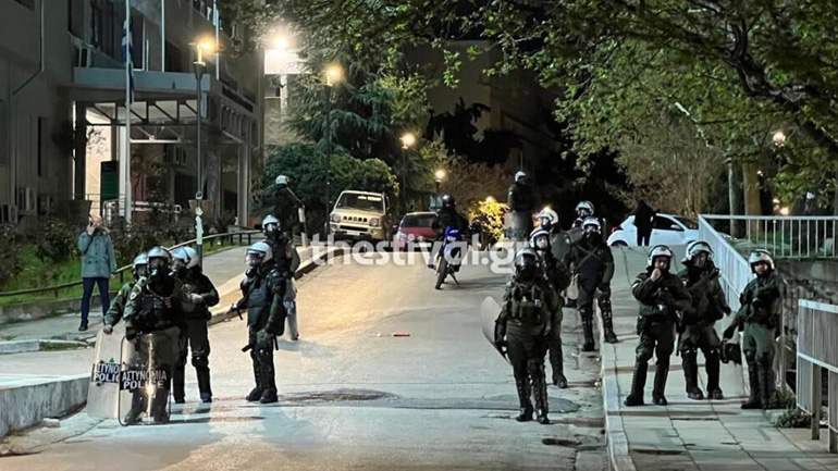 Θεσσαλονίκη: Επίθεση με πέτρες εναντίον αστυνομικών στο ΑΠΘ