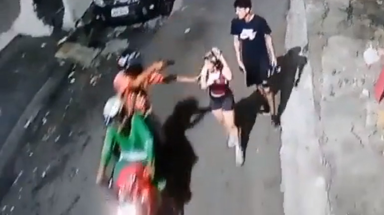 Η αντίδραση ενός άνδρα όταν αυτός και η κοπέλα του απειλούνται από ένοπλο κλέφτη