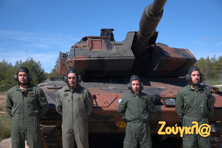 To πλήρωμα του LEO2 HEL - Αριστερά ο αρχηγός πληρώματος και εκπαιδευτής Ιωάννης Παναγιωτίδης