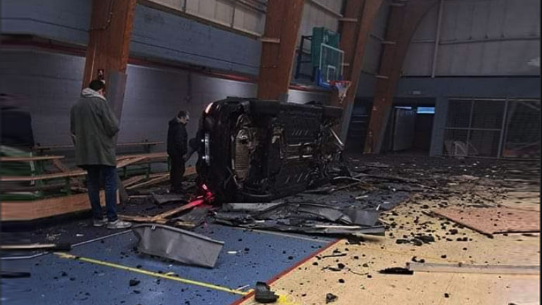 Γκαζωμένος ποδοσφαιριστής καρφώθηκε σε προπονητικό κέντρο με το «ιπτάμενο» αυτοκίνητο του