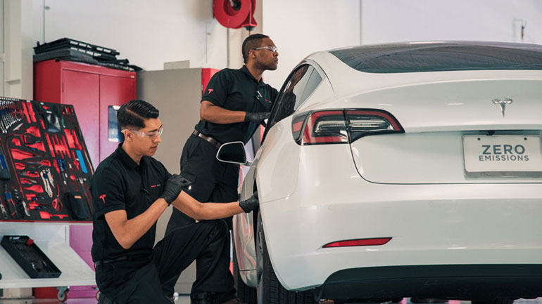 Βρίθει από ρατσισμό η Tesla – Νέες αγωγές και εκδικάσεις εκατομμυρίων για να κλείσουν στόματα