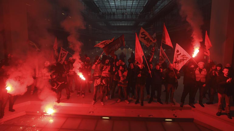 Γαλλία: Διαδηλωτές εισέβαλαν με καπνογόνα στα γραφεία της BlackRock
