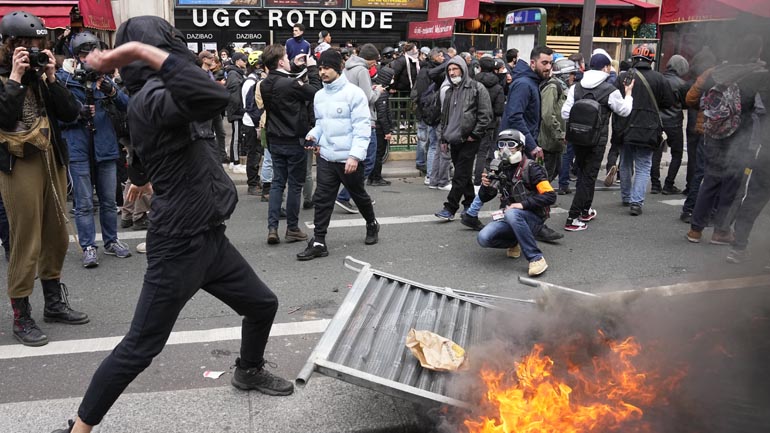 Γαλλία: 400.000 άνθρωποι διαδήλωσαν στο Παρίσι κατά της συνταξιοδοτικής μεταρρύθμισης