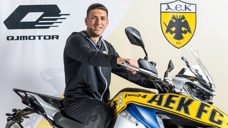 Συνάντηση κορυφής μεταξύ της QJMOTOR SRT 800-X και του επιθετικού της ΑΕΚ, Μιχάλη Κοσίδη