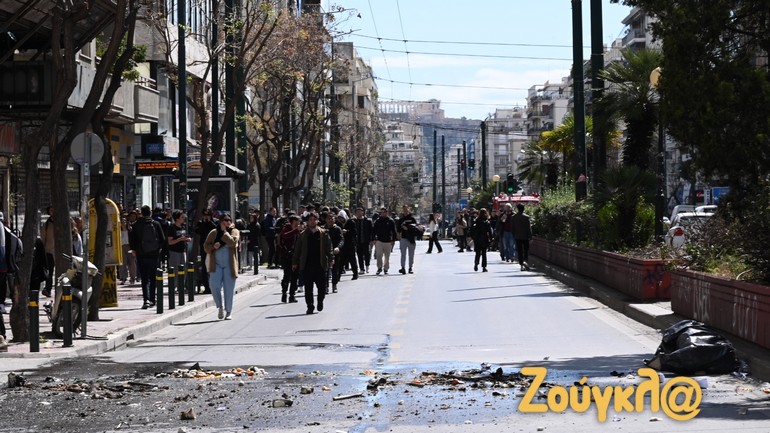Πετροπόλεμος και χημικά έξω από την ΑΣΟΕΕ