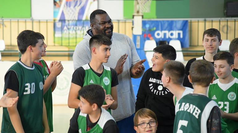 Ο Σοφοκλής Σχορτσιανίτης με τα παιδιά της Αθλητικής Ακαδημίας ΟΠΑΠ «Δάφνη Δαφνίου»   