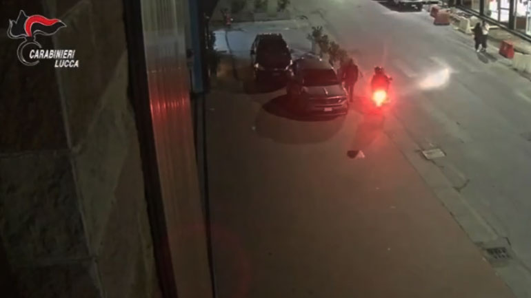 Δείτε τον Charles Leclerc της F1 να καταδιώκει με την Ferrari 488 Pista, τους κλέφτες του ρολογιού του