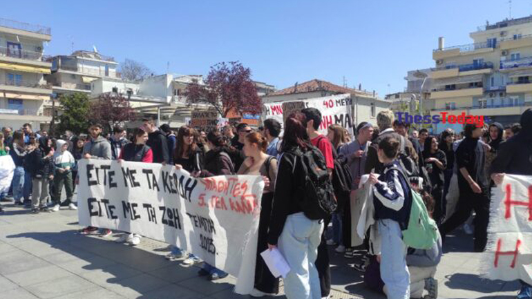 Καλαμαριά: Μαθητές λένε «ποτέ ξανά» για το δυστύχημα στα Τέμπη – Λευκά μπαλόνια με τα ονόματα των θυμάτων