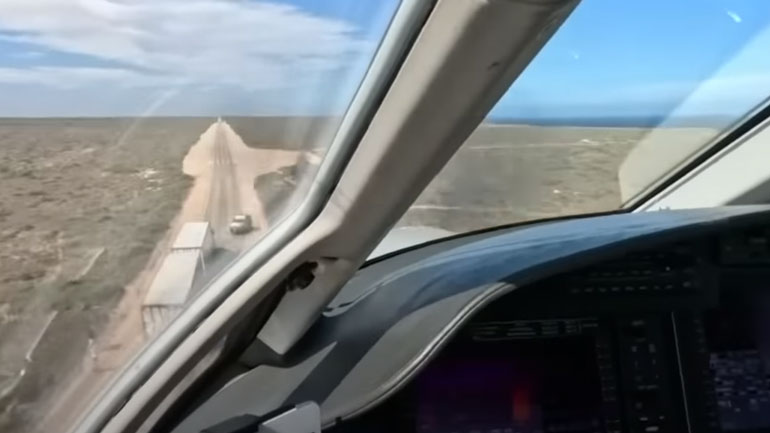 Δείτε αεροπλάνο με γιατρούς, να προσγειώνεται σε αυτοκινητόδρομο για να βοηθήσει σε τροχαίο