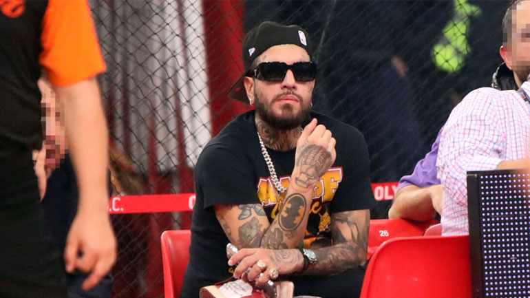 Snik: Mε sporty look και συλλεκτικά sneakers στο γήπεδο