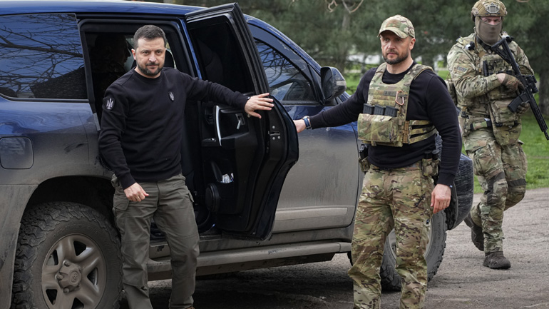 Ζελένσκι: Η ουκρανική σημαία πρέπει να επιστρέψει στην Κριμαία