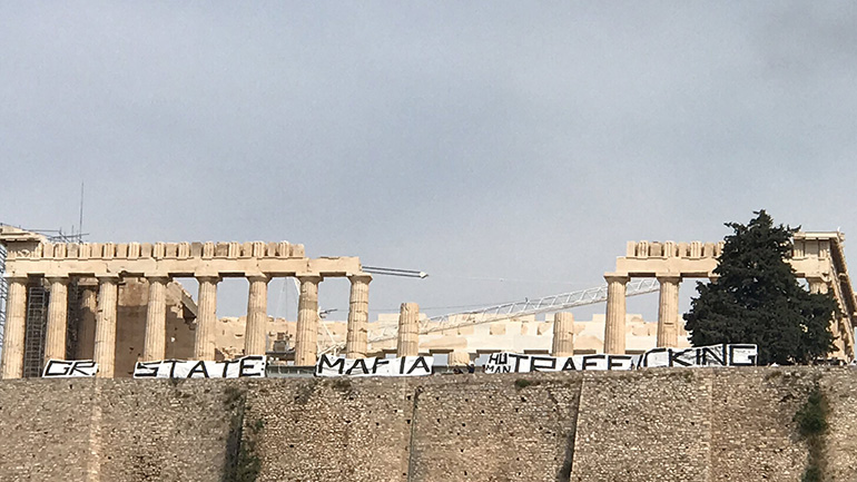 Μήνυμα αλληλεγγύης για τη 12χρονη από τον Κολωνό στην Ακρόπολη