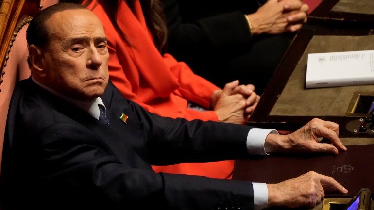 Τέταρτη ημέρα παραμονής του Σίλβιο Μπερλουσκόνι στο νοσοκομείο