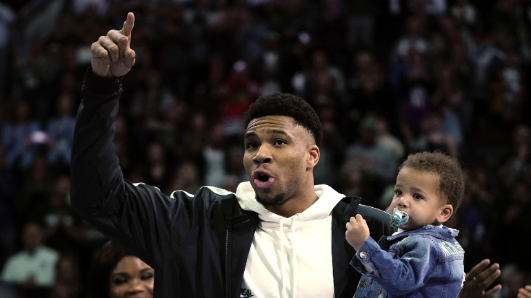 Ο Γιάννης τιμήθηκε από τους Μπακς και ζήτησε το δεύτερο δαχτυλίδι!