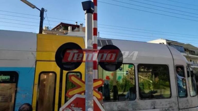 Πάτρα: Το τρένο πέρασε από διάβαση με… ανεβασμένες τις μπάρες
