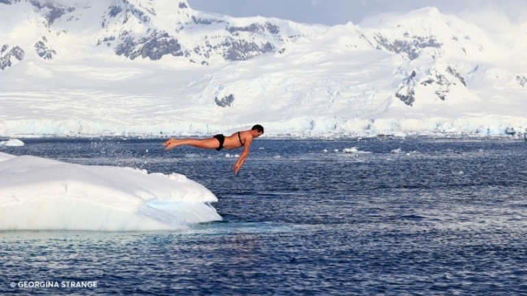 Γ. Τσιάνος: Ο Έλληνας γιατρός-αθλητής που κολύμπησε στην Ανταρκτική