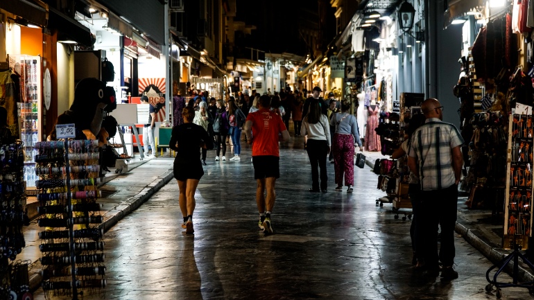 Πρωτοβουλία του Υπουργείου Τουρισμού για «ομογενοποίηση» των ταμπελών των καταστημάτων