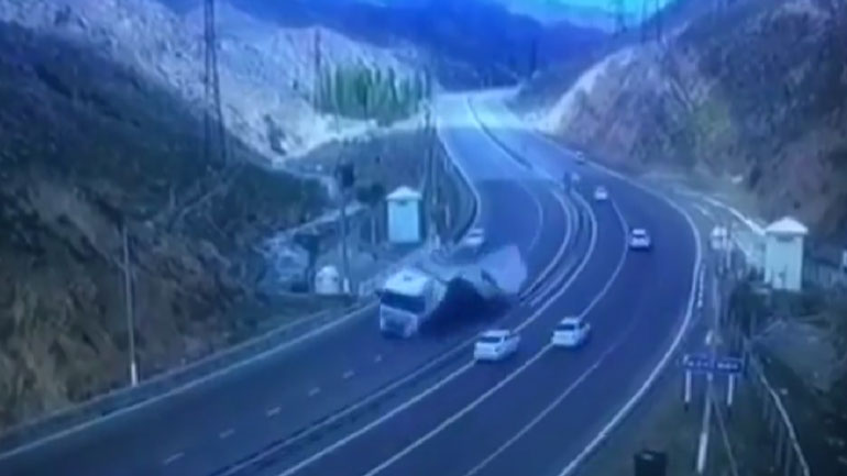 Φορτηγό με εύφλεκτο φορτίο προκαλεί τεραστία φωτιά