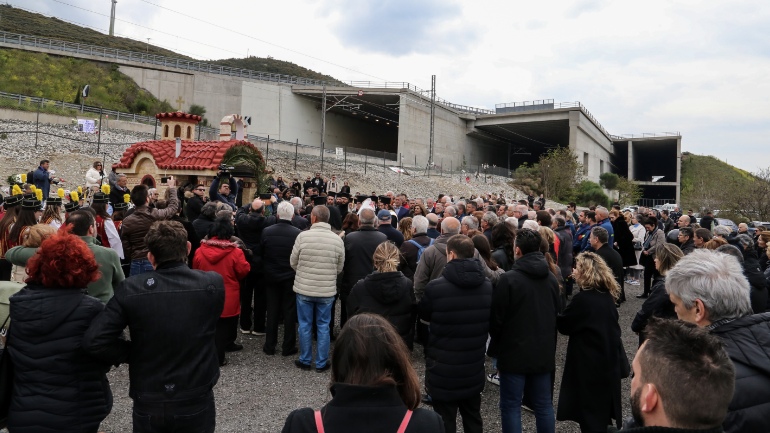Τραγωδία στα Τέμπη: Συγκίνηση και ανείπωτος πόνος στην επιμνημόσυνη δέηση