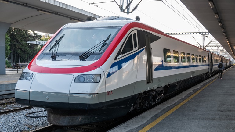 Έμεινε από ρεύμα το Intercity και ακινητοποιήθηκε στη Λάρισα