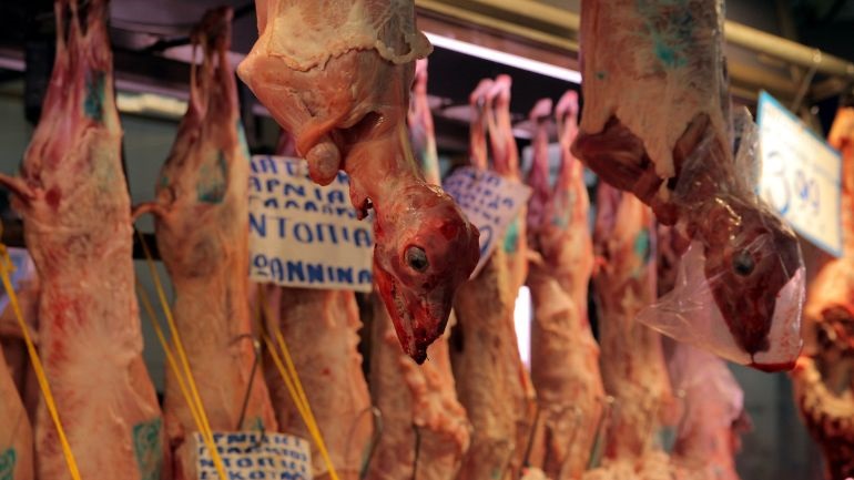 Καλάθι του Πάσχα: Από 9,69 ευρώ το κιλό ξεκινούν οι τιμές του αρνιού, σύμφωνα με τα σούπερ μάρκετ