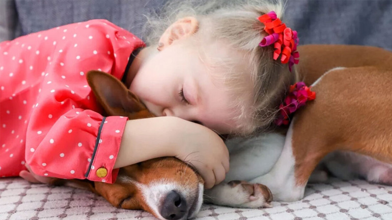 Πώς να βοηθήσετε το παιδί να διαχειριστεί την απώλεια του σκύλου