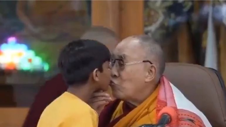 Δαλάι Λάμα: Σάλος με βίντεο που τον δείχνει να ζητά από αγόρι να του «ρουφήξει την γλώσσα»