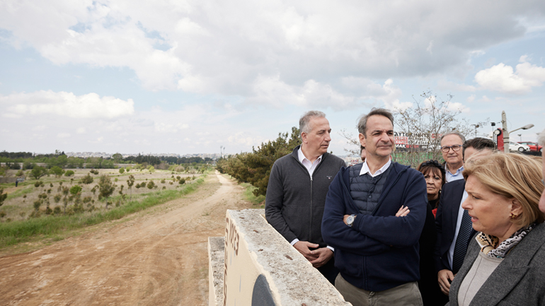 Στο πρώην στρατόπεδο «Καρατάσιου», όπου θα ανεγερθεί το νέο αντικαρκινικό νοσοκομείο της Θεσσαλονίκης ο Μητσοτάκης