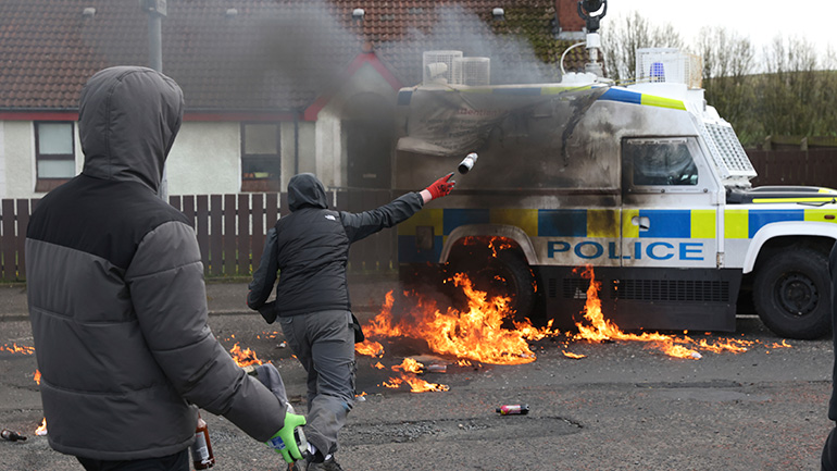 Αστυνομικοί δέχτηκαν επίθεση με βόμβες μολότοφ στη Βόρεια Ιρλανδία Αστυνομικοί δέχτηκαν επίθεση με βόμβες μολότοφ στη Βόρεια Ιρλανδία