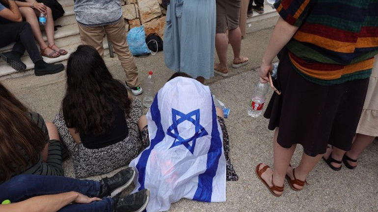 Υπέκυψε στα τραύματά της η μητέρα δύο Ισραηλινών κοριτσιών που είχαν σκοτωθεί σε επίθεση στη Δυτική Όχθη