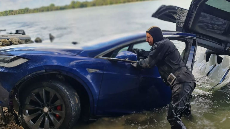 Δίνουν χιλιάδες ευρώ και αγοράζουν πλημμυρισμένα αυτοκίνητα