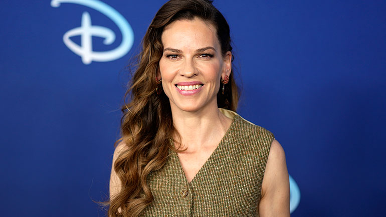 Η Χίλαρι Σουάνκ γέννησε δίδυμα!