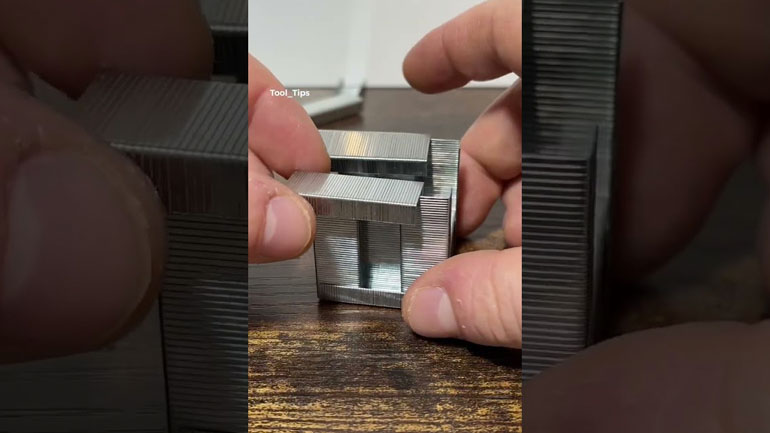 Κύβος από σύρματα συρραπτικού