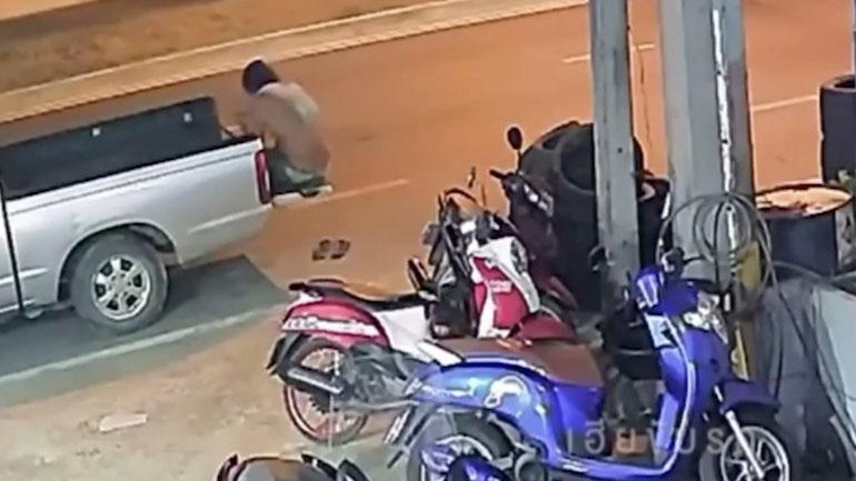 Άνδρας καθισμένος στην καρότσα ενός pickup, γλιτώνει από θαύμα το θάνατο