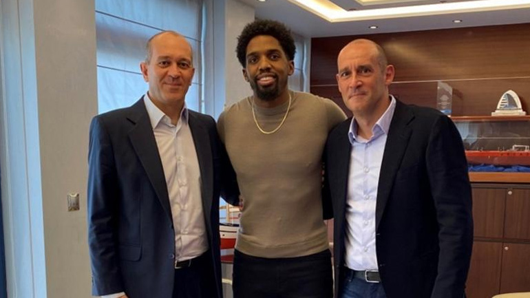 Μπάσκετ: Μέχρι το 2025 στον Ολυμπιακό ο ΜακΚίσικ