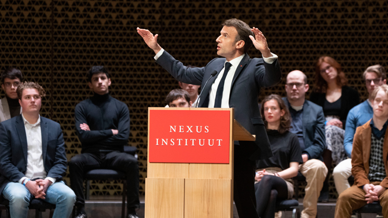 Νεαρά άτομα διέκοψαν ομιλία του προέδρου Μακρόν στην Ολλανδία διαμαρτυρόμενα για το γαλλικό συνταξιοδοτικό σύστημα