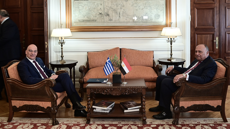 Εγκάρδια συνάντηση του Ν. Δένδια με τον Αιγύπτιο ομόλογό του, Σ. Σούκρι