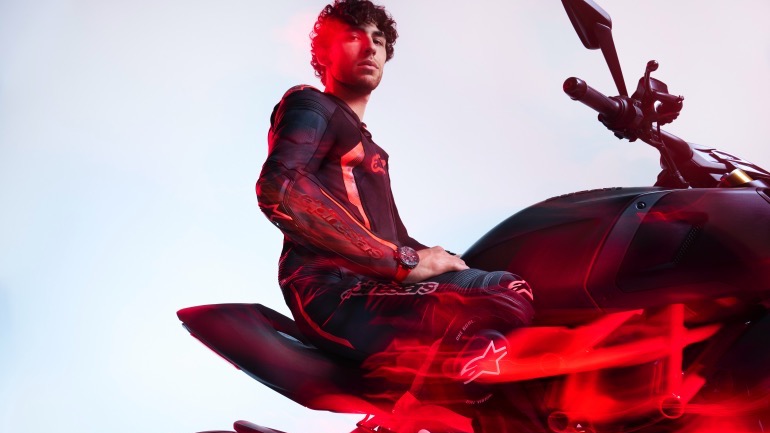 Το “θαύμα” του MotoGP™ Enea Bastianini έγινε πρεσβευτής της Tissot