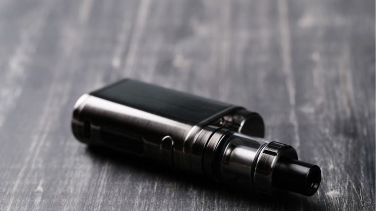 Η βρετανική κυβέρνηση θα ενθαρρύνει τους καπνιστές να περάσουν από τα τσιγάρα στους ατμοποιητές