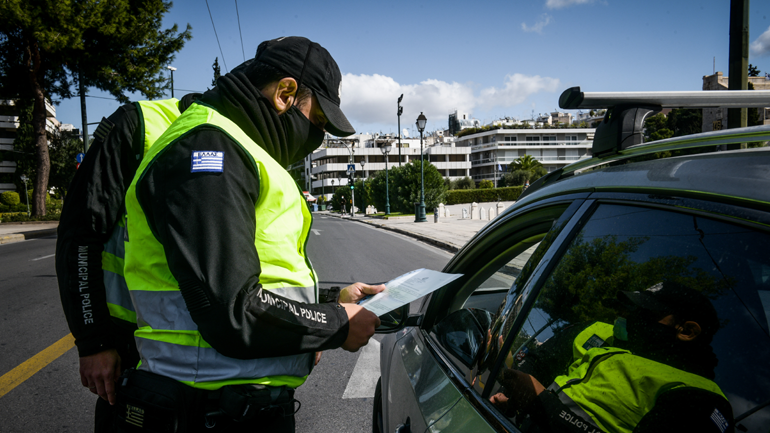 Σύλληψη 62χρονου στη Θεσσαλονίκη: Χτύπησε δημοτικό αστυνομικό με το αυτοκίνητο, έβρισε άλλους δύο