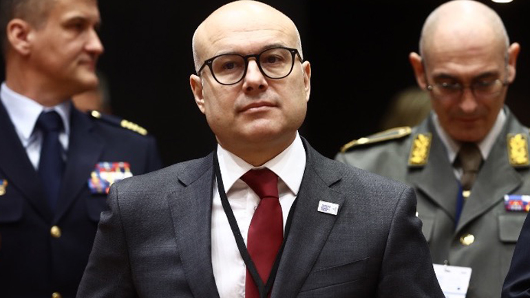 Διαψεύδει ο υπουργός Άμυνας της Σερβίας δημοσιεύματα για αποστολή πολεμικού υλικού στην Ουκρανία