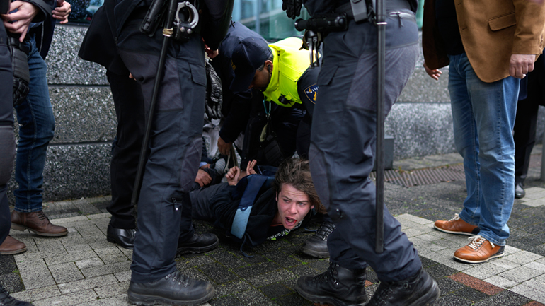 Διαδηλωτής προσπάθησε να πλησιάσει τον Γάλλο πρόεδρο Μακρόν, ακινητοποιήθηκε από τους άνδρες της ασφάλειας