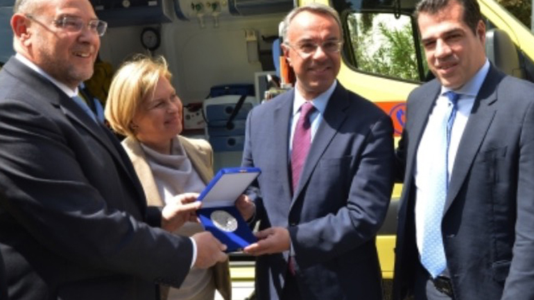 Παραδόθηκαν στο ΕΚΑΒ έξι ασθενοφόρα που αγοράστηκαν με δωρεές από τον ειδικό λογαριασμό Covid-19