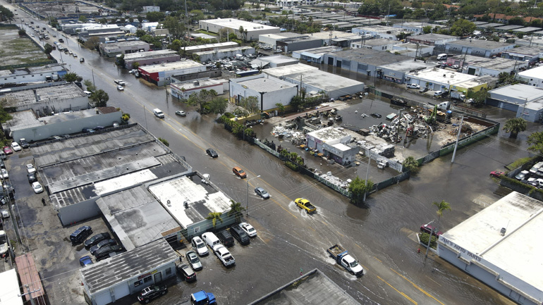 Κατακλυσμιαίες βροχές στη Φλόριντα – Έκλεισε το διεθνές αεροδρόμιο