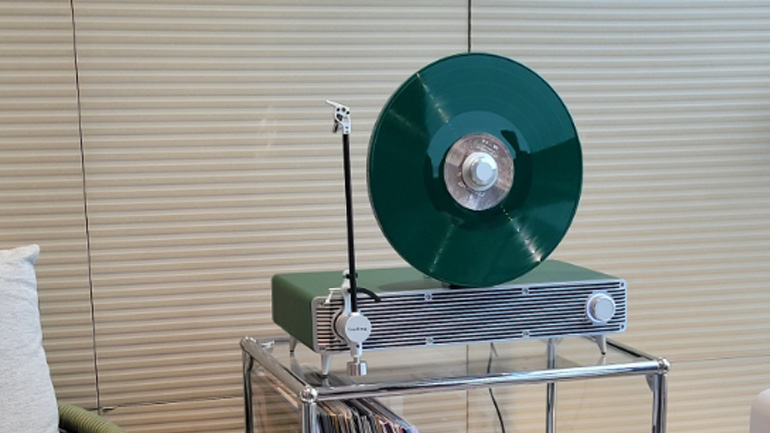 Όρθιο πικάπ χαιρετίζει την επέλαση του βινυλίου