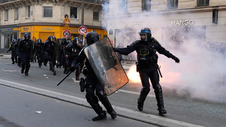 Οι αγανακτισμένοι Γάλλοι εισέβαλαν στη Lοuis Vuitton