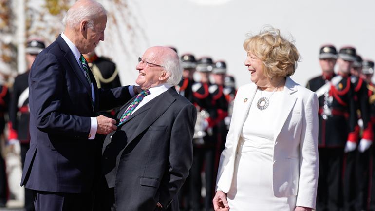 Θερμή υποδοχή του προέδρου Μπάιντεν στο Δουβλίνο