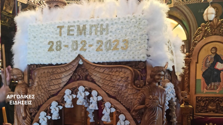 Ένας ξεχωριστός επιτάφιος στο Χιλιομόδι – Τοποθέτησαν 57 αγγελάκια στη μνήμη των θυμάτων των Τεμπών